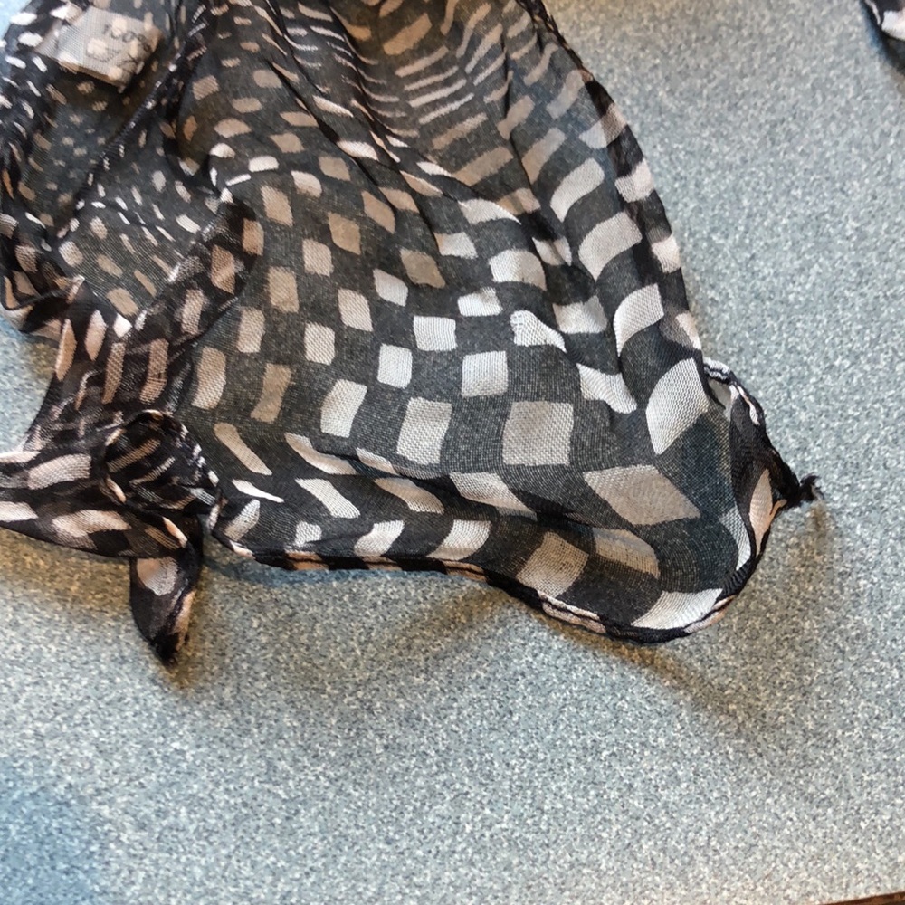 Checkered Pattern Scarf - Picture 4 of 6